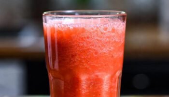Como fazer suco de morango natural: receita fácil e saudável