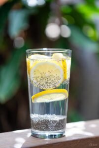 Os benefício da Água de chia com limão