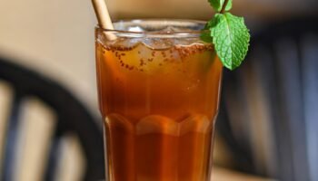 Suco de tamarindo caseiro: receita simples, refrescante e saborosa